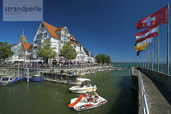 Tretboote im Hafen in Friedrichshafen  Bodensee  Baden-Württemberg  Deutschland  Europa