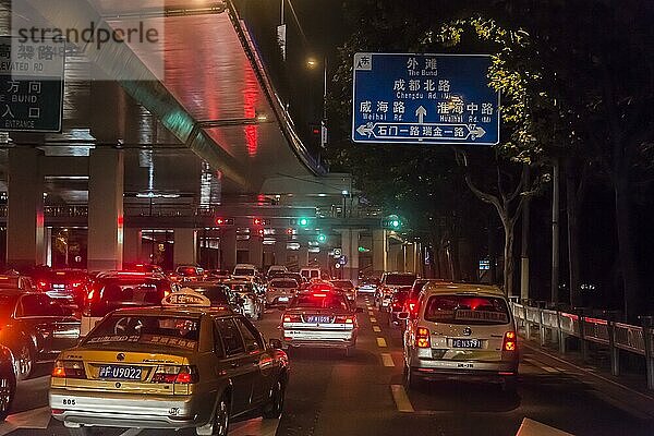 Autoverkehr unter Hochstraße bei Nacht  Shanghai  China  Asien
