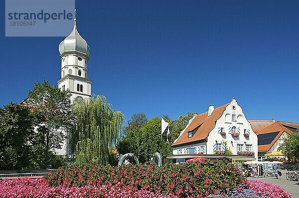 Pfarrkirche und Schloss in Wasserburg  Bodensee  Bayern  Deutschland  Europa