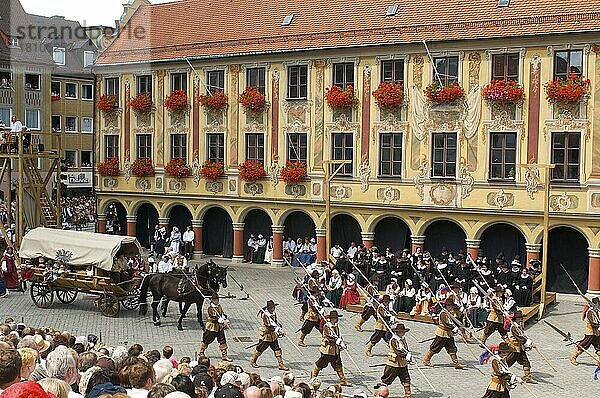 Einzug Wallensteins 1630 vor Steuerhaus am Marktplatz  sommer  historische Woche  Memmingen  Allgäu  Schwaben  Bayern  Deutschland  Europa