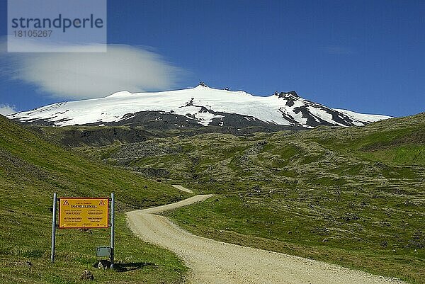 Straße und Gletscherberg Snäfellsjökull  1446 m  Halbinsel Snaefellsnes  Island  Europa