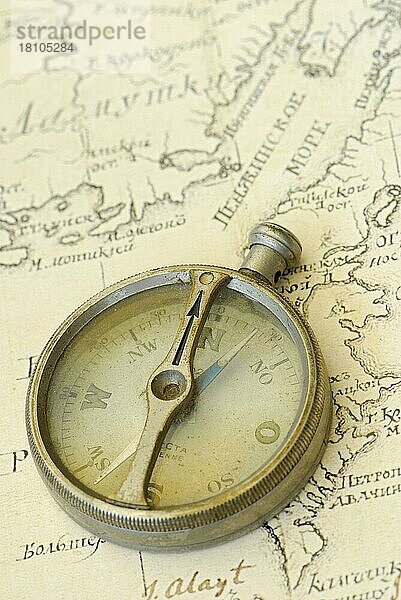 Alter Kompass auf Landkarte  Orientierung  Entdeckung  Entdecker