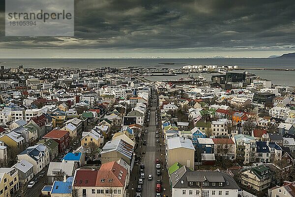 Ausblick von der Hallgrimskirche auf Reykjavik und hinten zur Halbinsel Snaeffelsness  Höfudborgarsvädid  Island  Europa