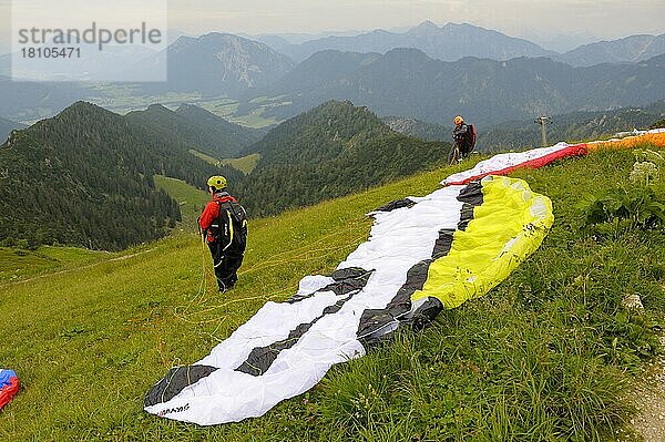 Gleitschirmflieger auf dem Hochfelln  Juli  Chiemgau  Bergen  Bayern  Deutschland  Europa