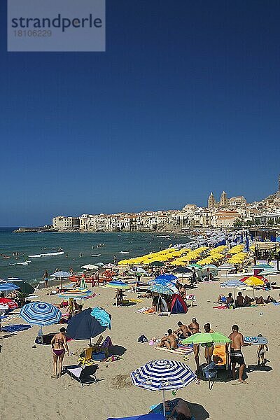 Strand und Altstadt von Cefalu  Sizilien  Italien  Europa