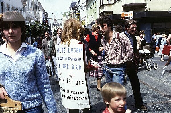 Ruhrgebiet. DFG/VK (Pazifisten) -Werbung in einer Fussgängerzone ca. 1981