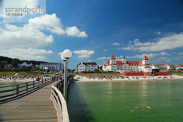 Sommer  Urlaub  Strand  Ostsee  Seebrücke  Seebad  Binz  Insel Rügen  Rügen  Bäderarchitektur  Hotel  Mecklenburg-Vorpommern  Deutschland  Europa