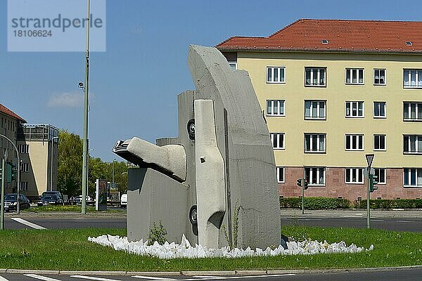 Kunst  Wolf Vostell 'Zwei Beton-Cadillacs in Form der nackten Maja'  Rathenauplatz  Halensee  Wilmersdorf  Berlin  Deutschland  Europa