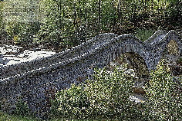 Römische Brücke  Ponte dei Salti  Lavertezzo  Valle Verzasca  Verzasca  Gluss  Tessin  Ticino  Schweiz  Europa