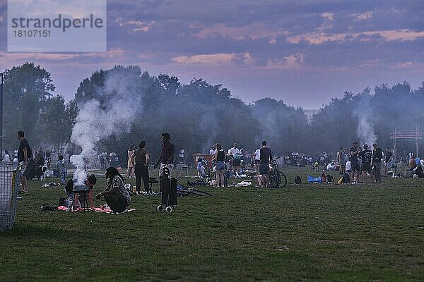 Deutschland  Berlin  15. 08. 2021  Mauerpark  TGriller  dichter rauch über dem Park © Rolf Zoellner  Europa