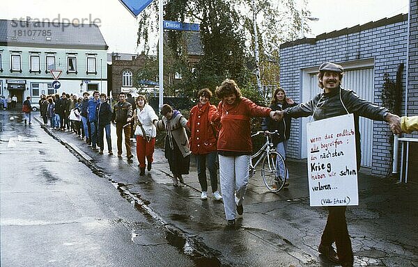 Ruhrgebiet. Menschenkette der Friedensbewegung ca. 1982-4