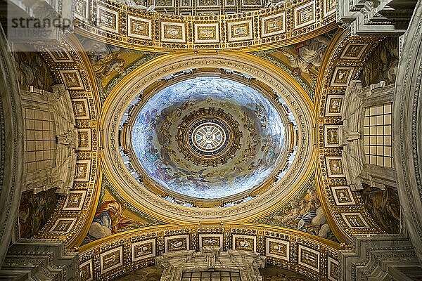 VATIKAN  19. AUGUST: Innenraum des Petersdoms am 19. August 2012 in Rom  Italien. Der Petersdom galt bis vor kurzem als größte christliche Kirche der Welt