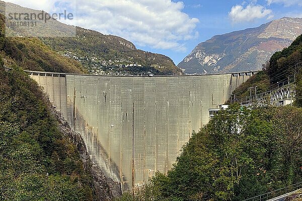 Lago di Vogorno  Staudamm  Staumauer  James Bond  Golden Eye  Vorgorno  Valle Verzasca  Tessin  Ticino  Schweiz  Europa