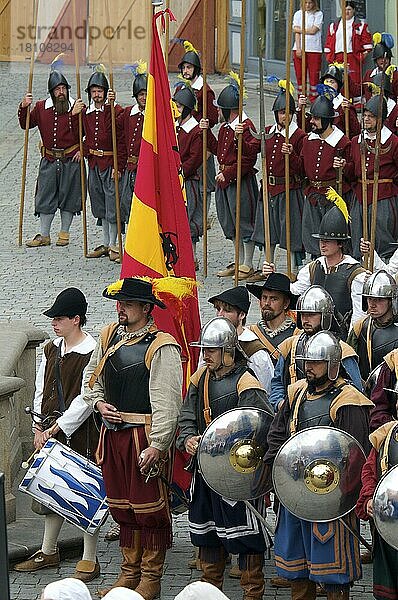 Einzug Wallensteins 1630 vor Steuerhaus am Marktplatz  sommer  historische Woche  Memmingen  Allgäu  Schwaben  Bayern  Deutschland  Europa