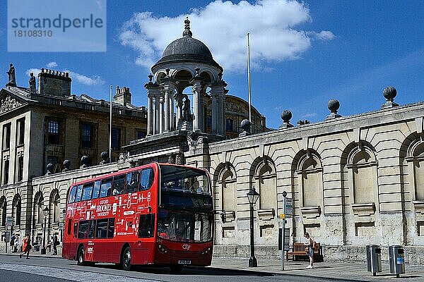 Bus in der High Street  England  Großbritannien  Oxford  Oxfordshire  Europa
