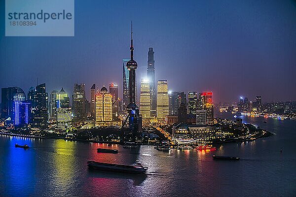 Pudong mit Huangpu und Oriental Pearl Tower bei Nacht  Shanghai  China  Asien