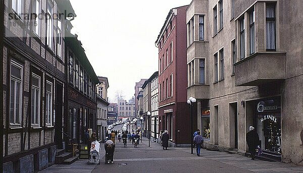 Showed still no clearly visible change . here in the cities Schwerin and Wismar in the pre-Christmas on 21. 12. 1990  Wismar: The visit in Mecklenburg-Vorpommern  Schwerin  Germany  zeigte noch keine deutlich sichtbare Veränderung  DEU  hier in den Städten Schwerin und Wismar in der Vorweihnacht am 21. 1990  Wismar: Der Besuch in Mecklenburg-Vorpommern  Deutschland  Europa