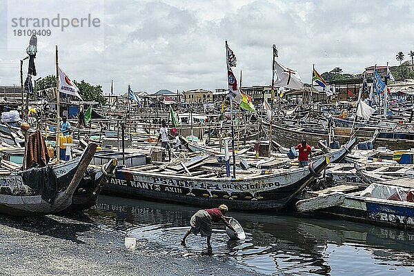 Bunte Fahnen  traditionelle Fischerboote  Fischereihafen Elmina  Goldküste  Golf von Guinea  Ghana  Afrika