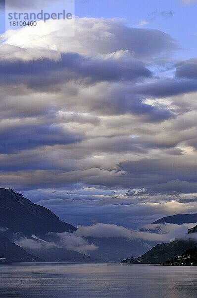 Wolken  Sorfjord  Sörfjord  Odda  Norwegen  Europa