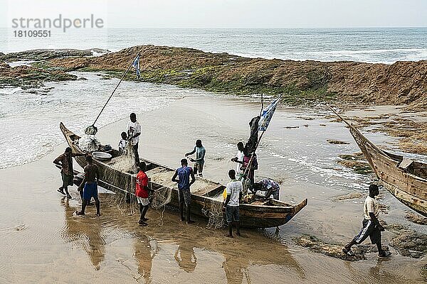 Vogelperspektive  Traditionelles Fischerboot  Menschen  Fischer  Cape Coast  Goldküste  Golf von Guinea  Ghana  Afrika