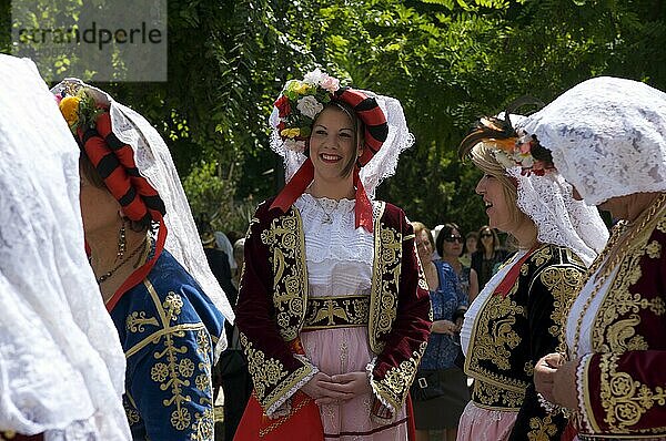 Frauen in Tracht bei Fest in Kerkira  Korfu Stadt  Korfu  Ionische Inseln  Griechenland  Europa