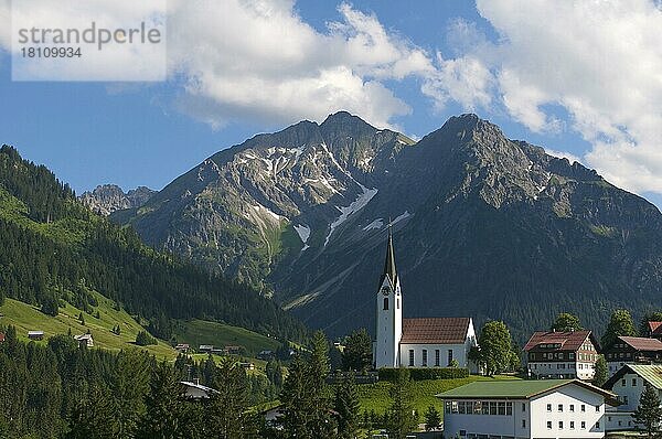 Hirschegg mit Elferkopf und Zwölferkopf  Kleinwalsertal  Vorarlberg  Österreich  Europa