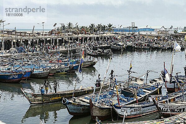 Bunte  traditionelle Fischerboote  Fischereihafen Elmina  Goldküste  Golf von Guinea  Ghana  Afrika