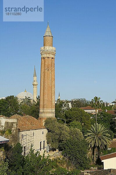 Yivli Minarett in der Altstadt von Antalya  türkische Riviera  Türkei  Asien