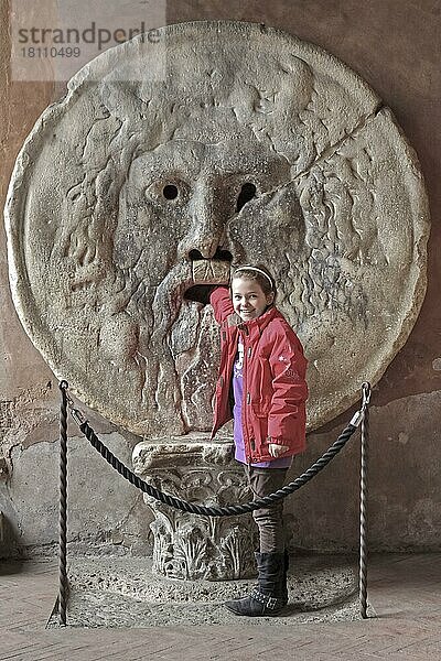 Mädchen  La Bocca della Verita  Mund der Wahrheit  Kirche Santa Maria  Cosmedin  Rom  Lazio  Italien  Europa