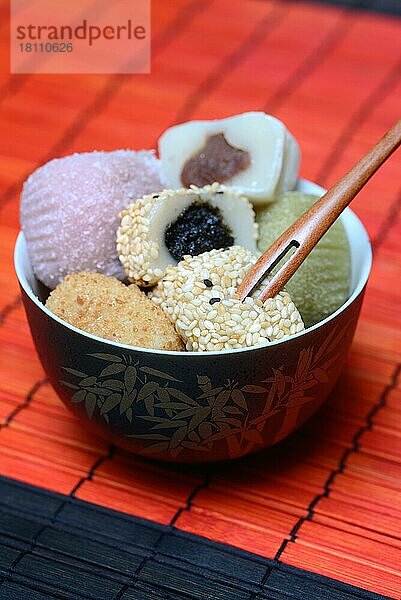 Verschiedene Mochi in Schale  Japanischer Klebreiskuchen  asiatische Süßwarenspezialität  gefüllt