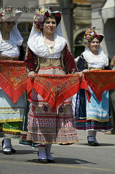 Frau in Tracht bei Fest in Kerkira  Korfu Stadt  Korfu  Ionische Inseln  Griechenland  Europa