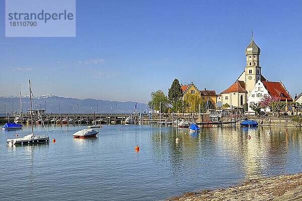 Burg und Kirche  Sankt Georg  Wasserburg  Bodensee  Bayern  Deutschland  Europa