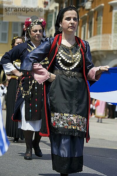 Frauen in Tracht  Fest in Kerkira  Korfu Stadt  Korfu  Ionische Inseln  Griechenland  Europa