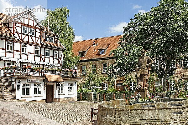 Brunnen mit Brunnenfigur St. Georg  Marktplatz  Altstadt  Schlitz  Hessen  Deutschland  Europa