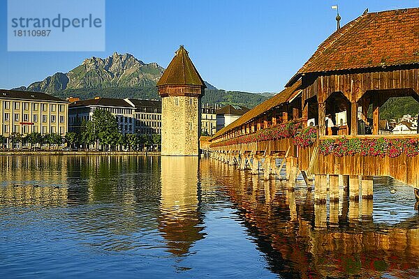 Kapellbrücke mit Pilatus  Stadt Luzern  Schweiz  Europa