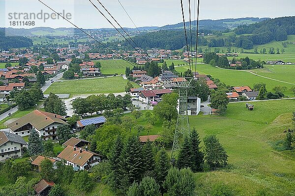 Blick aus der Gondel der Hochfellnbahn  Talstation  Juli  Chiemgau  Bergen  Bayern  Deutschland  Europa