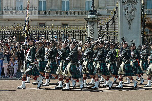 Royal Regiment of Scotland  Wachablösung  Buckingham Palace  London  England  Großbritannien  Europa