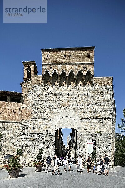 SAN GIMIGNANO  AUGUST 17  Touristen in San Gimignano am 17. August 2012. San Gimignano ist eine kleine ummauerte mittelalterliche Hügelstadt in der Toskana  Italien  Europa