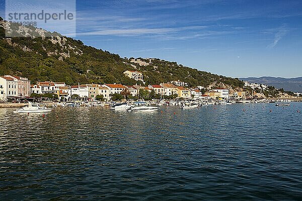 Bucht und Hafen von Baska  Krk  Kvarner Bucht  Adria  Kroatien  Europa