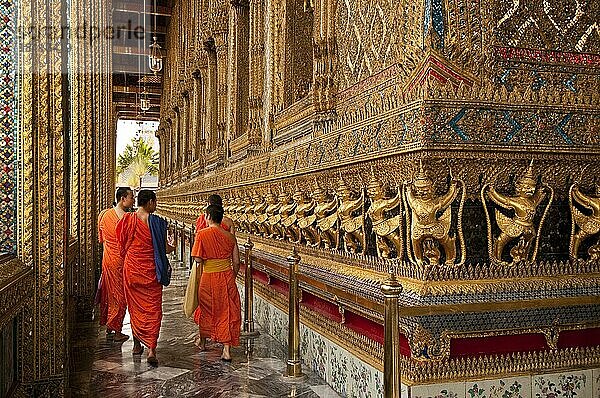 Besuch buddhistischer Mönche im Wat Phra Kaeo  dem Tempel des Smaragdbuddhas  auf dem Gelände des Großen Palastes in Bangkok  Thailand  Asien