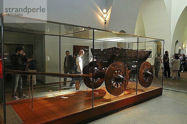 Vitrine  Holzwagen  Wikingerschiffhaus  Wikingerschiffsmuseum  Wikingermuseum  Oslo  Norwegen  Vikingskipshuset  Karre  Karren  Europa