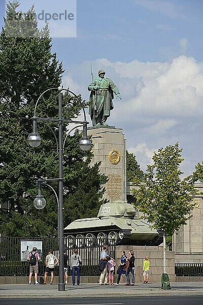 Sowjetisches Ehrenmal  Straße des 17. Juni  Tiergarten  Berlin  Deutschland  Europa