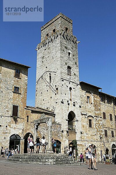 SAN GIMIGNANO  AUGUST 17  Touristen auf dem Stadtplatz von San Gimignano am 17. August 2012. San Gimignano ist eine kleine ummauerte mittelalterliche Hügelstadt in der Toskana  Italien  Europa