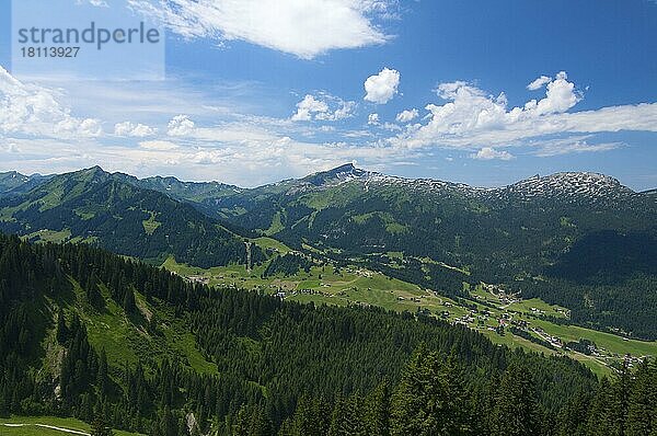 Blick von Kanzelwand ins Kleinwalsertal  Vorarlberg  Österreich  Europa