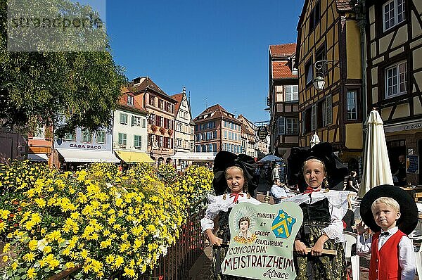 Trachtenkinder in Colmar  Elsass  Frankreich  Europa