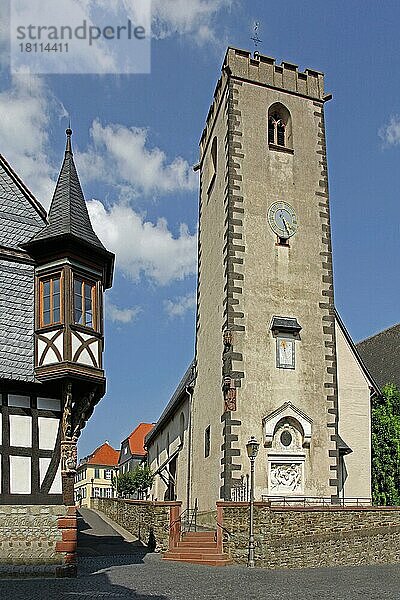 Evangelische Stadtkirche  Johannes dem Täufer geweiht  erste Kapelle  heutiger Chor 1355 bezeugt  Hauptbau um 1450 durch Frank XII. von Cronberg und seiner Gattin Katharina von Isenburg  Renaissance-Tonnengewölbe  wertvolle Epitaphien  Kronberg im Ta...