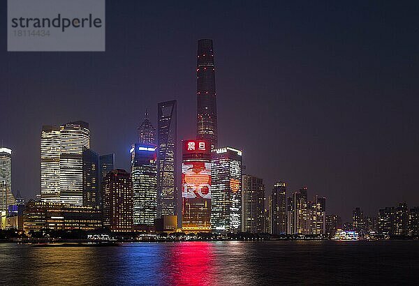 Skyline am Bund in der Nacht  Shanghai  Shanghai Shi  China  Asien