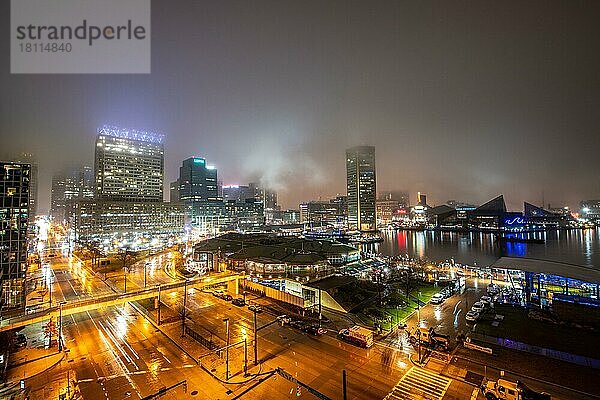 Downtown Baltimore bei Nacht und Regen