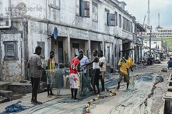 Fischer flicken Netze  Elmina  Golf von Guinea  Ghana  Afrika