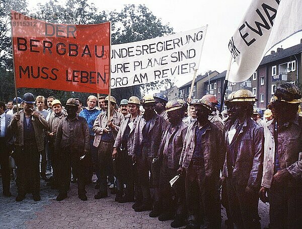 Energie) am 24. 10. 1987  Lünen. Tausende Bergleute bei einer Demonstration der IGBE Industriegewerkschaft Bergbau